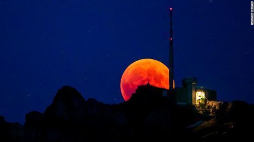   Stunning images from last night's eve Eclipse of the Bloody Moon & # 39; 