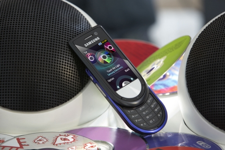 Samsung'dan kızaklı müzik telefonu; M6710 Beat DISC