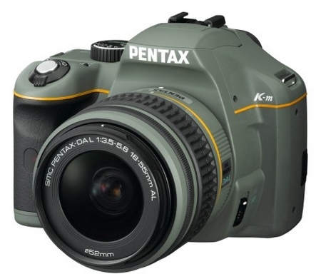 Pentax'ın giriş seviyesi D-SLR kamerası K-M şimdi de yeşillere büründü