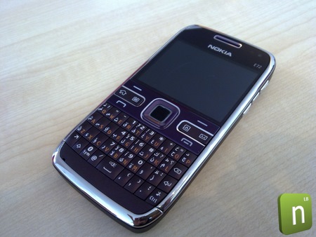 Nokia'nın QWERTY klavyeli iş telefonu E72 mor renge de büründü