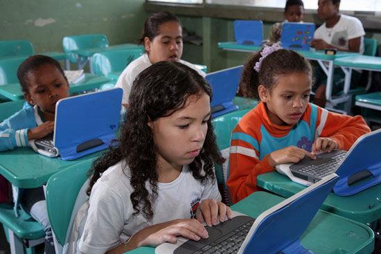 Brezilya'nın Pirai şehrinde tüm öğrencilere sınıf bilgisayarı dağıtılıyor