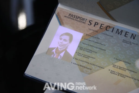 İşte dünyanın ilk AMOLED ekranlı elektronik pasaportu