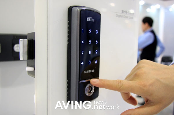 Samsung dokunmatik kontrollü dijital kapı kilidini gösterdi