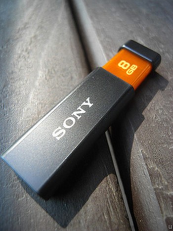 Sony USB bellekleriyle birlikte medya içeriği sunacak