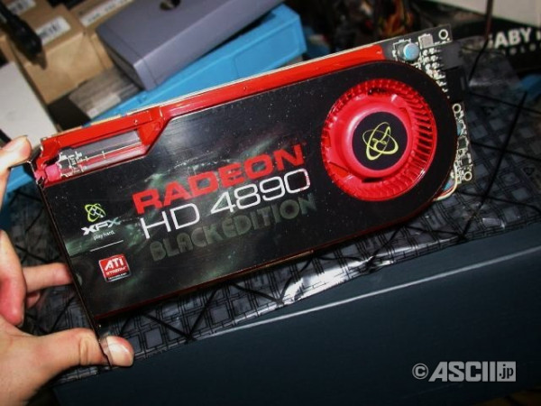 XFX DirectX 11 öncesinde Radeon HD 4890 Black Edition modeli üzerinde duruyor