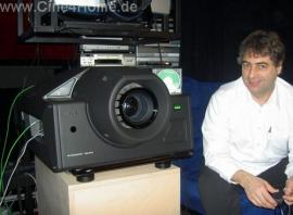 Sony SRX-R105; 4.096x2.400 piksel çözünürlüğe sahip projektör