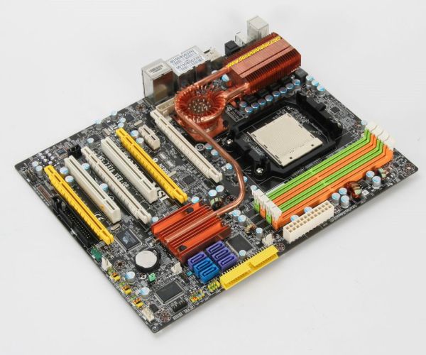 MSI'dan Phenom'a sevgilerle: RD790 yonga setli K9A2 Platinum