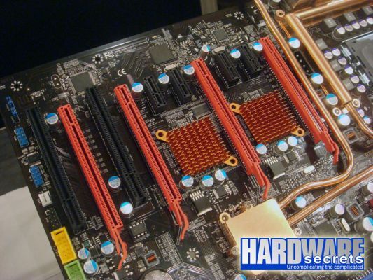 Foxconn'dan F1 prototipi; 10 slotlu yeni anakart tasarımı