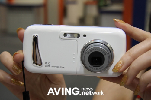 Canon görüntü işlemcisini kullanan 8MP kameralı cep telefonu