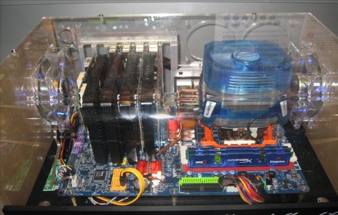 AMD 4 kartlı Crossfire Nvidia 3 kartlı SLI teknolojisini hazırlıyor