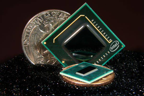 Intel'in tek çekirdekli ve 1.6GHz'de çalışan ATOM işlemcisine ait ilk örnekler hazır
