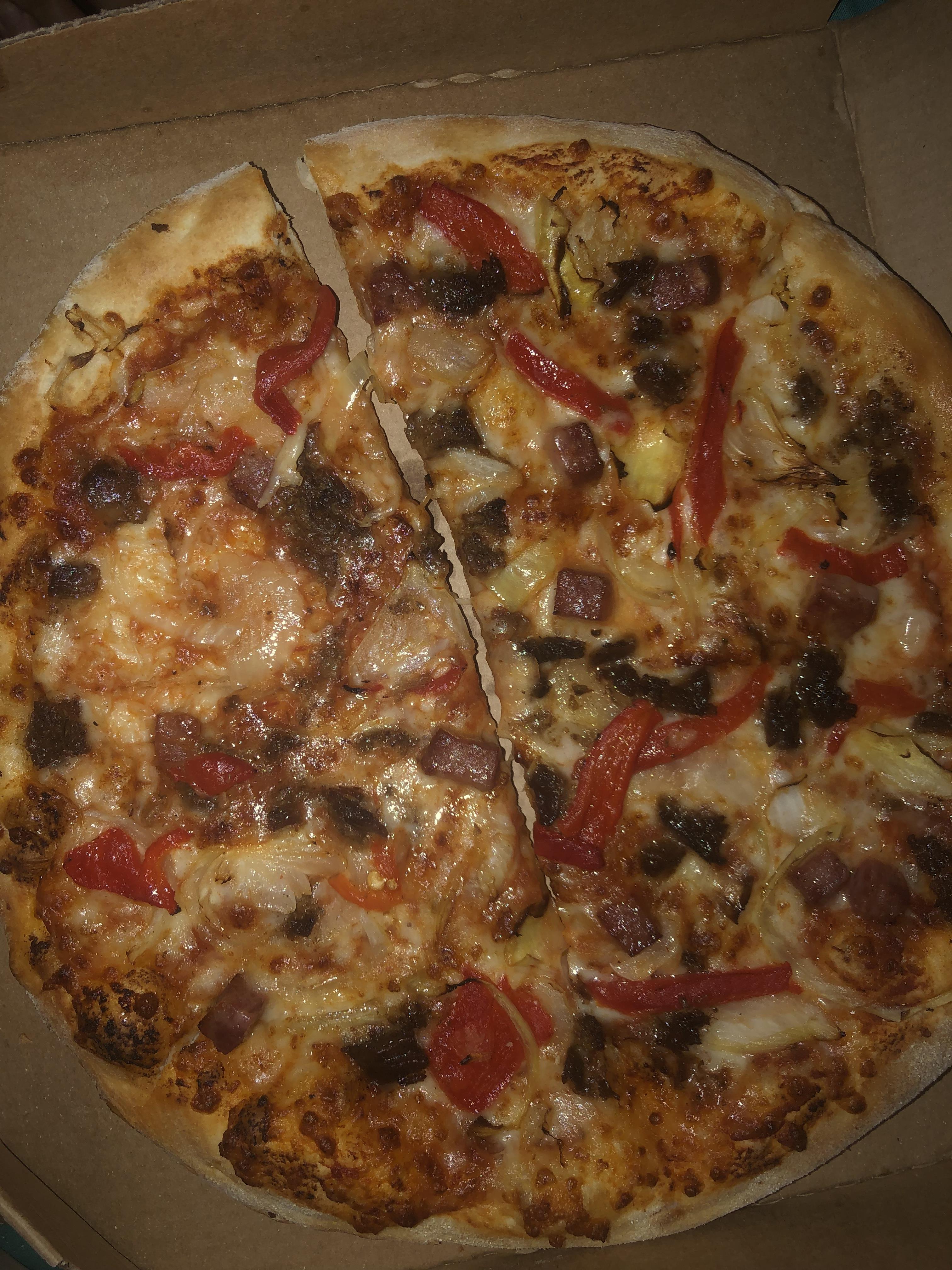Domino’s pizza rezilliği . Pizzanın içindeki pastırmayı bulana 10 tl