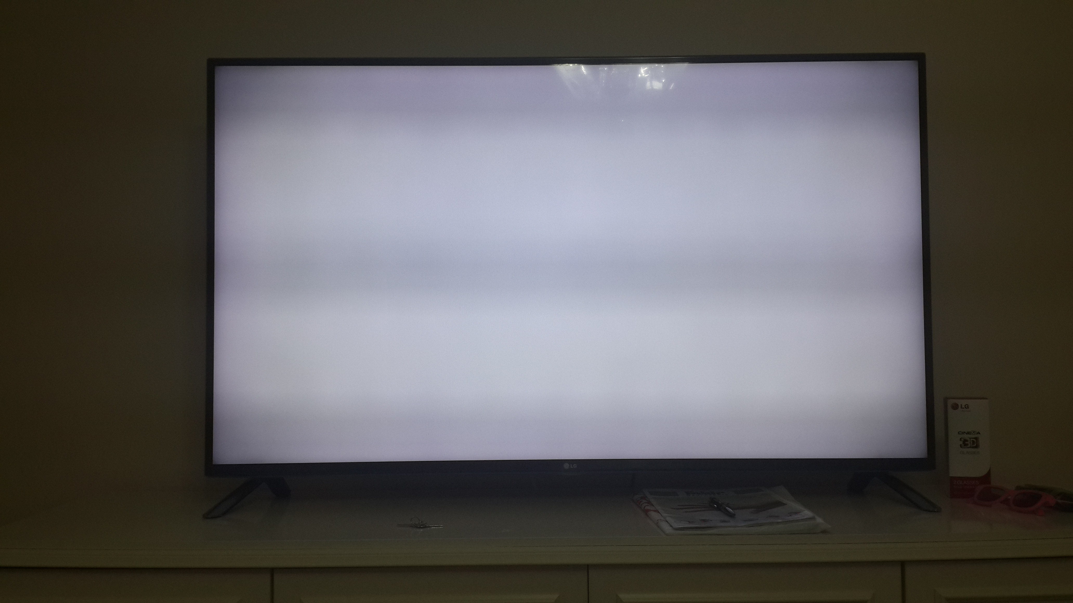 Черная полоска на телевизоре. LG 6000 серый экран. Le40a686m1f белый экран. Телевизор самсунг черная полоса на экране сбоку. Пятна на матрице телевизора Samsung.