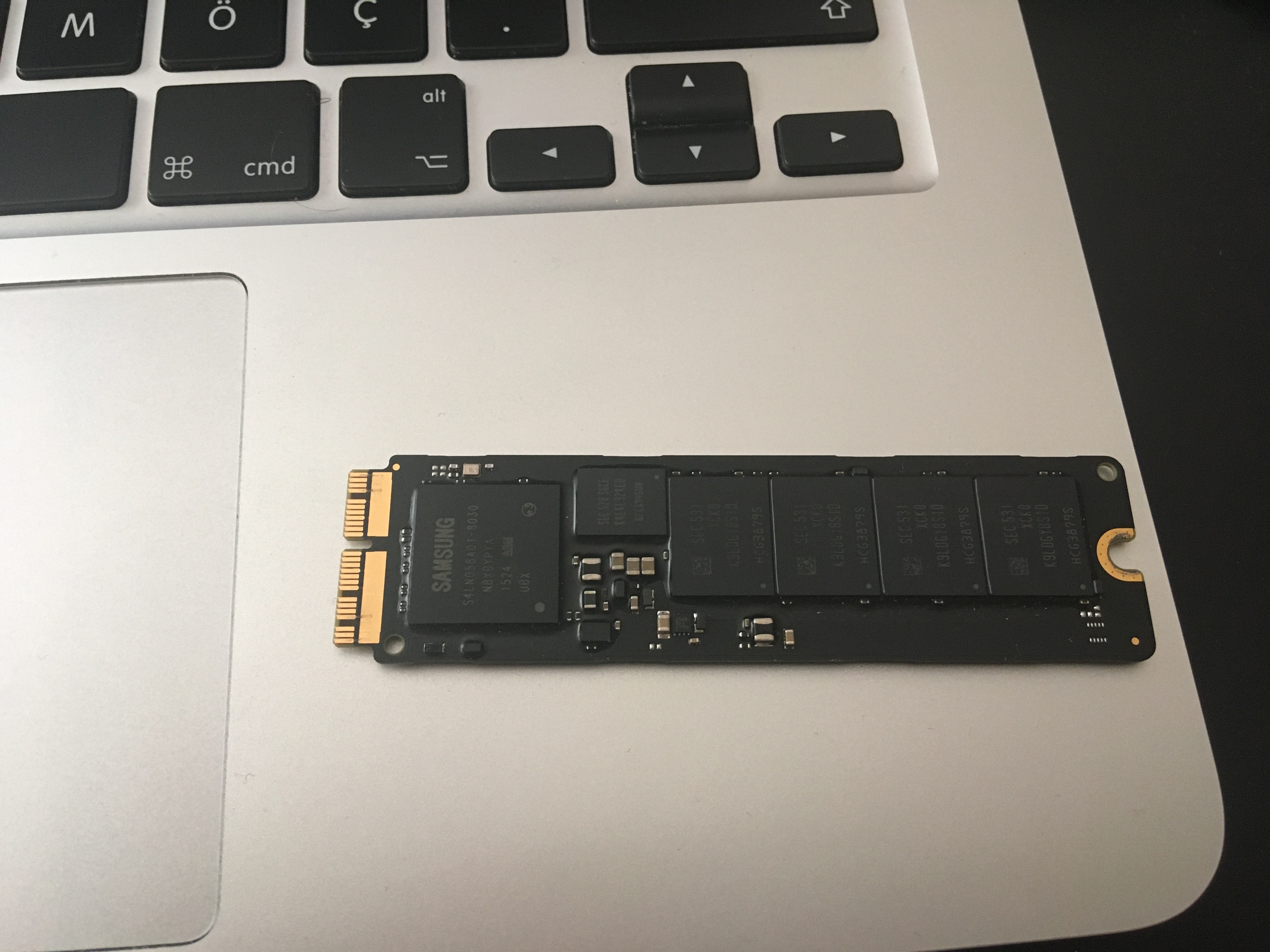 После замены ssd macbook pro не выходит из гибернации перезагружается